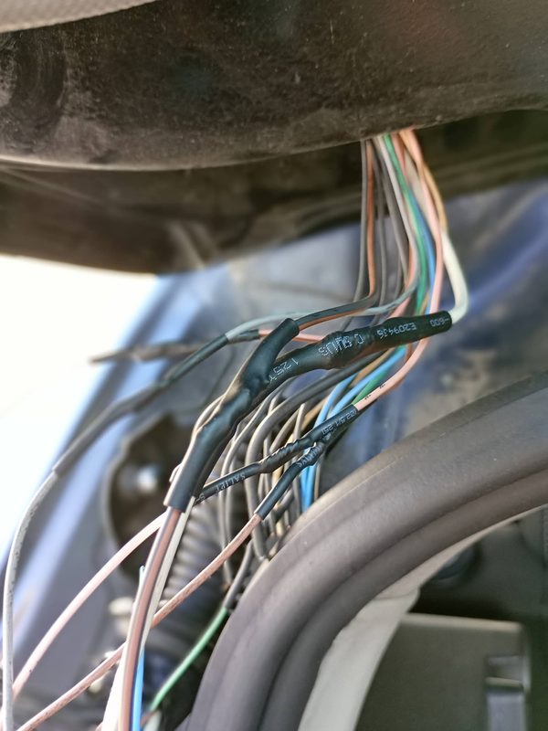 Connectique du hayon débranchée pour le remplacement